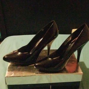 Black 5 inch high heel pumps